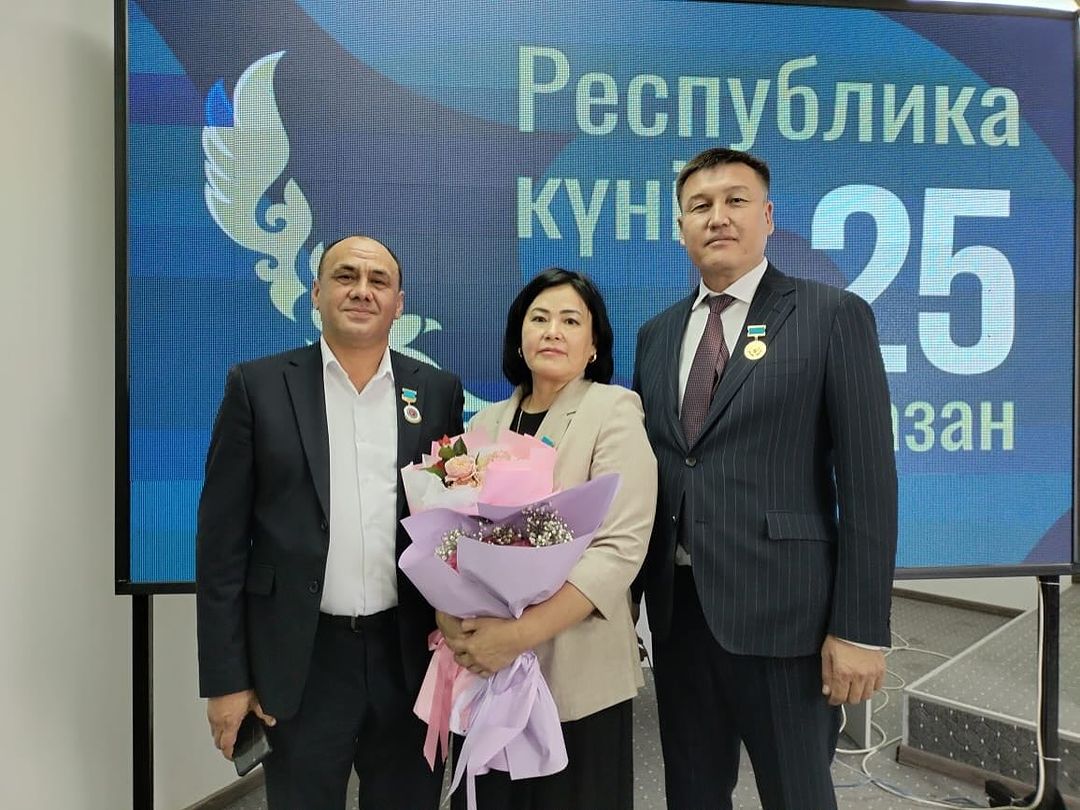 25 қазан – Республика күніне орай медицина саласының үздік қызметкерлері марапатталды